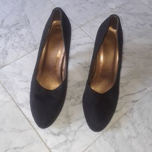 Ladies black suede plarform pumps